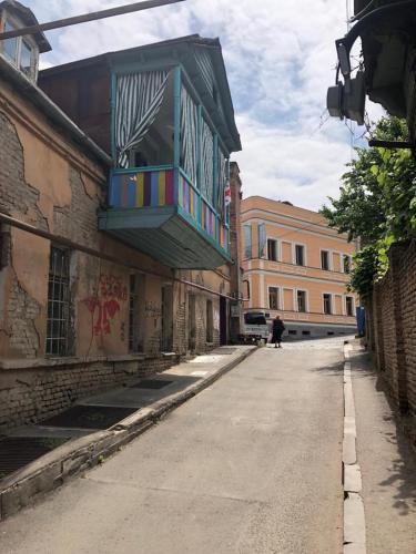 El barrio en el que está el departamento o un barrio cercano