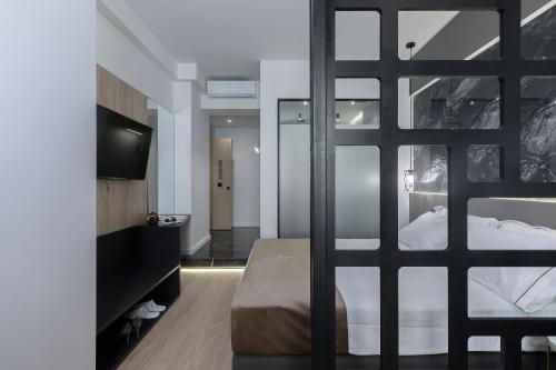 Ένα ή περισσότερα κρεβάτια σε δωμάτιο στο Philosofia Athens Suites