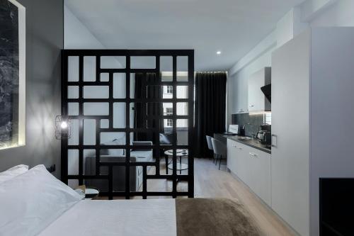 Ένα ή περισσότερα κρεβάτια σε δωμάτιο στο Philosofia Athens Suites