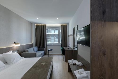 Postel nebo postele na pokoji v ubytování Philosofia Athens Suites