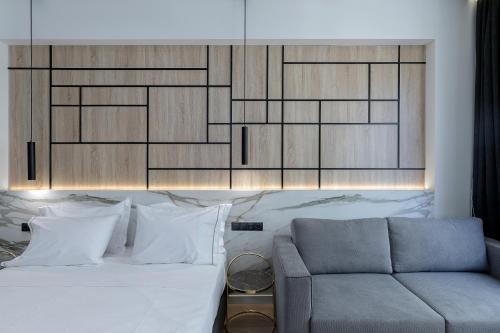 Ένα ή περισσότερα κρεβάτια σε δωμάτιο στο Philosofia Athens Suites