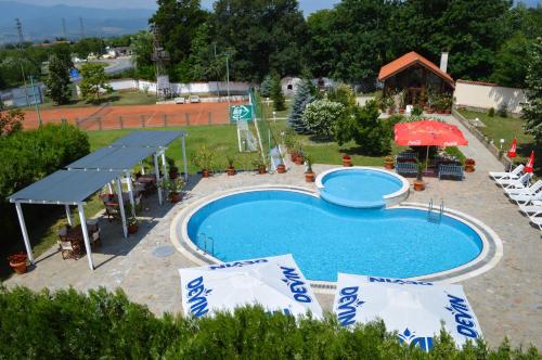 una vista aérea de una gran piscina en Hotel Shterev Anevo, en Sopot