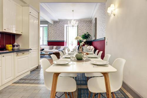 une salle à manger avec une table blanche et des chaises blanches dans l'établissement Le Philibert - SPLENDID, 6 BEDROOMS, 12P, NICE PORT, Air Cond, à Nice