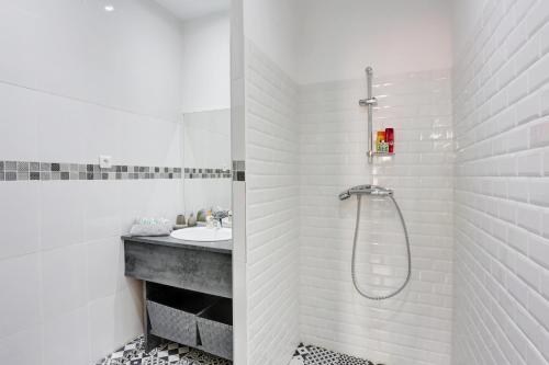 une salle de bain blanche avec une douche et un lavabo dans l'établissement Le Philibert - SPLENDID, 6 BEDROOMS, 12P, NICE PORT, Air Cond, à Nice