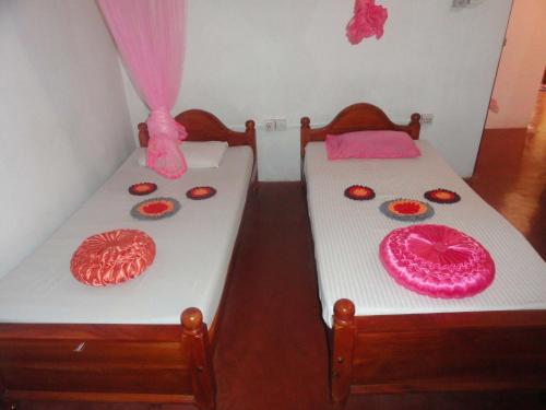 Una cama o camas en una habitación de Lak Nilla Guest House