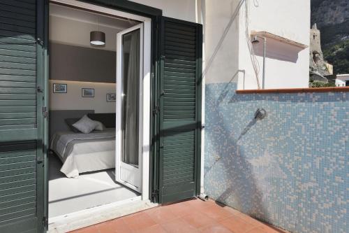 baño con ducha y 1 cama en una habitación en Beautiful Lights Guest House, en Amalfi