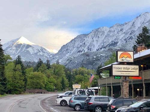 Pemandangan gunung umum atau pemandangan gunung yang diambil dari motel