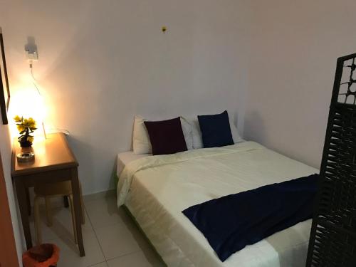 Ένα ή περισσότερα κρεβάτια σε δωμάτιο στο Bukit Bentong Homestay