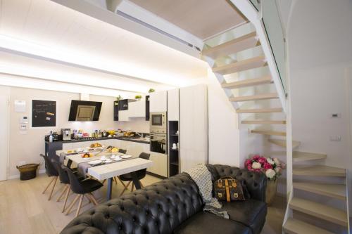 un salon avec un canapé et une table dans l'établissement La Finestra sul Convitto B&B, à Lecce