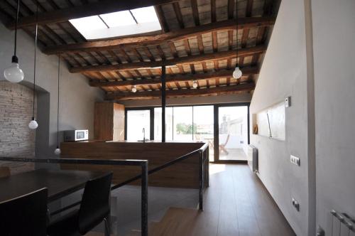 un soggiorno con tavolo e una grande finestra di apartamento en el centro a Vilanova i la Geltrú