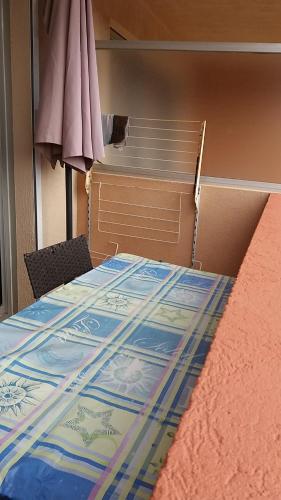 - un lit dans une chambre avec une boîte dans l'établissement Studio, à Bormes-les-Mimosas