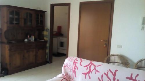 a living room with a couch with a pink blanket at dei lestrigoni in Palau