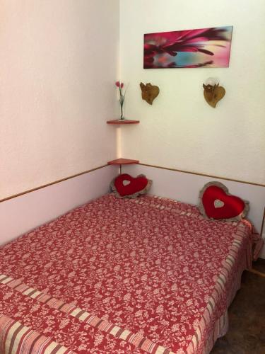 - une chambre dotée d'un lit avec des coeurs rouges sur le mur dans l'établissement Mont Blanc View Chamonix Apartment, à Chamonix-Mont-Blanc