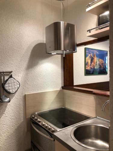 une petite cuisine avec un évier et une cuisinière dans l'établissement Mont Blanc View Chamonix Apartment, à Chamonix-Mont-Blanc