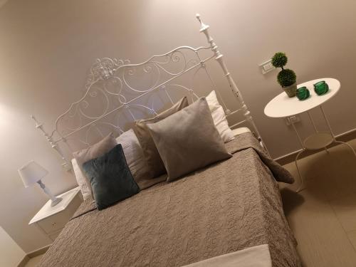 a bedroom with a bed with a metal headboard at Villa Residenza Medea in Villaggio Mosè