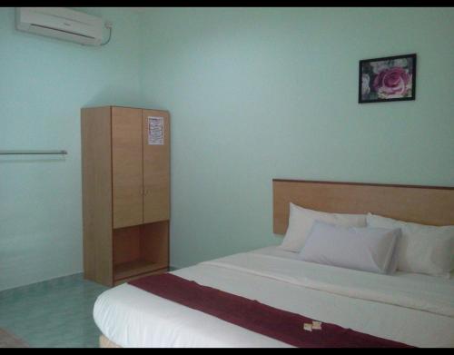 Ένα ή περισσότερα κρεβάτια σε δωμάτιο στο Rose Inn Motel