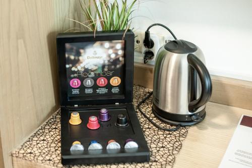 a coffee maker and a tea kettle on a counter at Zur Post Kümmersbruck Hotel & Tiny Houses in Kümmersbruck
