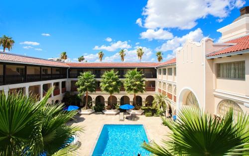 una vista aérea del patio de un hotel con piscina en Casa De Palmas, Trademark Collection by Wyndham, en McAllen