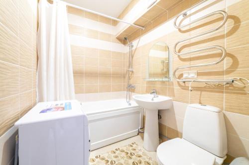 ein Badezimmer mit einem WC, einem Waschbecken und einer Badewanne in der Unterkunft Apartment on Staroshosseinaya 5/6 in Sochi