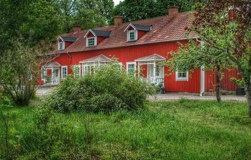 una casa roja con techo rojo en Lundsbrunn B&B en Lundsbrunn