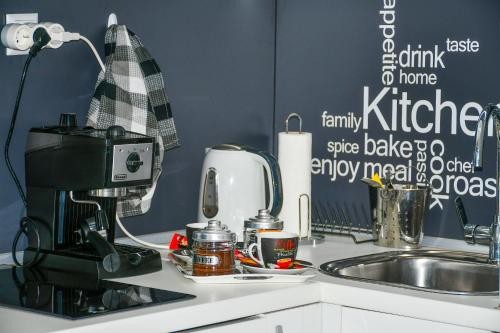 eine Küchentheke mit Kaffeemaschine und Spüle in der Unterkunft Sky Loft Sofia in Sofia