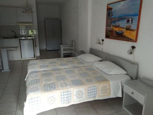 Una cama o camas en una habitación de Maini Studios