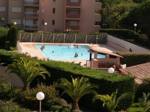 - une piscine dans un bâtiment avec des personnes dans l'établissement Studio, à Bormes-les-Mimosas