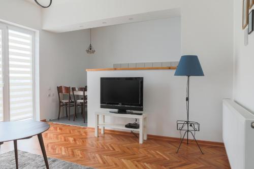 ein Wohnzimmer mit einem Flachbild-TV an der Wand in der Unterkunft Apartment Mihajlovic in Vranje