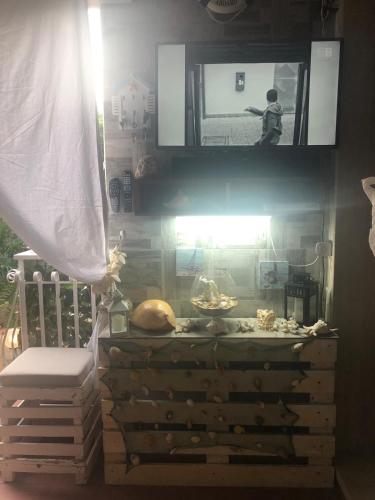 a view of a kitchen with a person standing on a tv at Villa oasi in Fontane Bianche