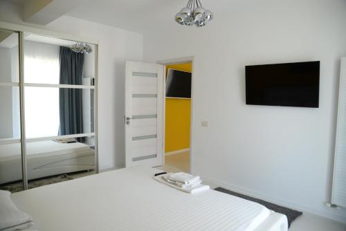 a bedroom with a bed and a mirror at Milan in Mamaia Nord