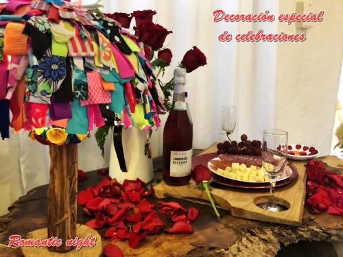 薩蘭托的住宿－Ecorefugio Las Mirlas，一张桌子,上面放着一瓶葡萄酒和一盘食物