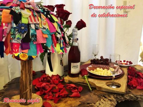 a table with a bottle of wine and a plate of food at Ecorefugio Las Mirlas in Salento