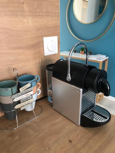 Elle comprend un bureau avec une machine à café et un miroir. dans l'établissement Saint-Malo With Love, Parking, Netflix, Wifi, à Saint-Malo