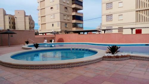 una piscina sul tetto di un edificio di Apartamento en Arenals Del Sol ad Arenales del Sol