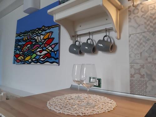 un comedor con una copa de vino en una mesa en Finestra Azzurra, en San Vito lo Capo