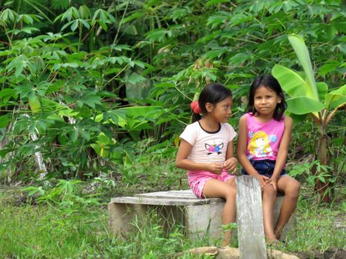 two little girls sitting on a stone bench at Intillama Jungle Lodge EIRL in Paucarpata