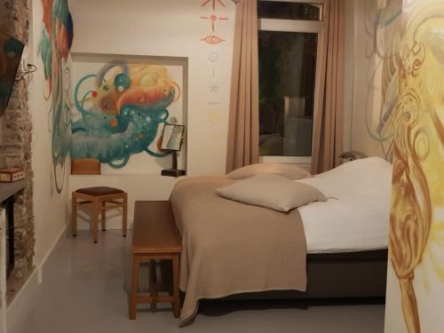 - une chambre avec un lit et une peinture murale dans l'établissement B&B The Project, à Heerlen