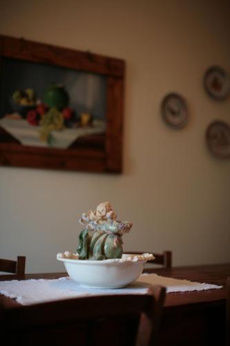 a plate on a table with a bowl of cactus at Malvarina in Capodacqua