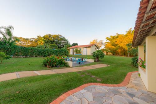 an image of a yard with a house at Hotel Alto da Boa Vista in Analândia