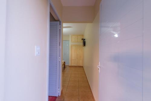 a hallway with a white door and a tile floor at Hotel Alto da Boa Vista in Analândia
