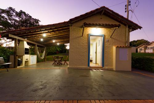 a small brick building with a large patio at Hotel Alto da Boa Vista in Analândia
