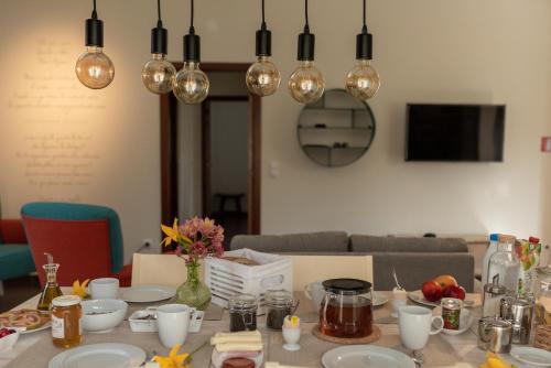una mesa de comedor con muchos platos y luces en Casa Poesia, en Castanheira de Pêra
