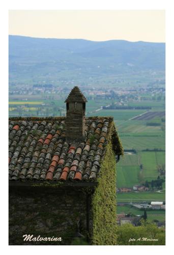 an old roof with a chimney on top of it at Malvarina in Capodacqua