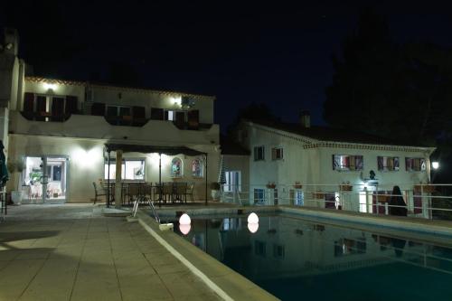 Bazén v ubytování Hôtel Le Mas des Ecureuils nebo v jeho okolí