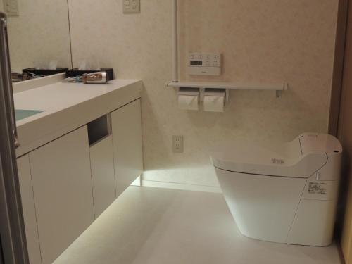 a small kitchen with a white counter and a sink at B&B Hotel Hyochoan in Karuizawa