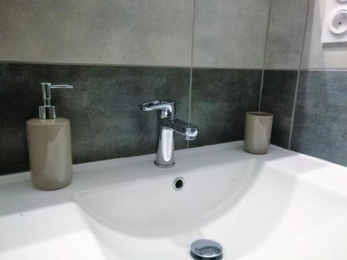 - un lavabo avec un robinet et 2 bougies dans l'établissement T2 Centre Ville Place Méditerranée, à Perpignan