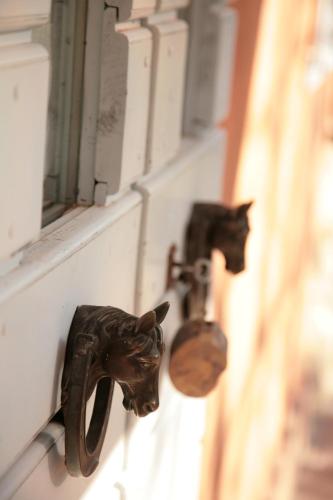 a black cat gargoyle on a wall next to a window at Malvarina in Capodacqua