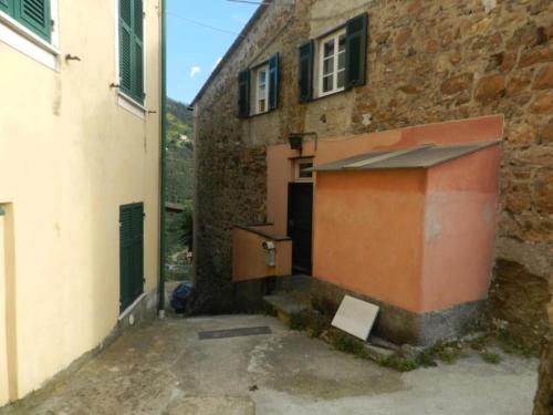an alley with a building with a gate and a building at Trilocale in dimora tipica in Montale