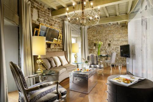 a living room with a couch and a chandelier at Brunelleschi Hotel in Florence