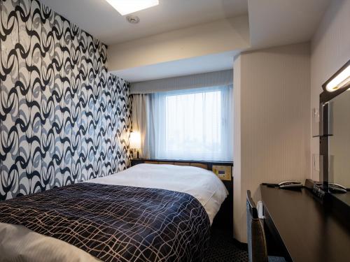 a hotel room with a bed and a window at APA Hotel Komagome Ekimae in Tokyo